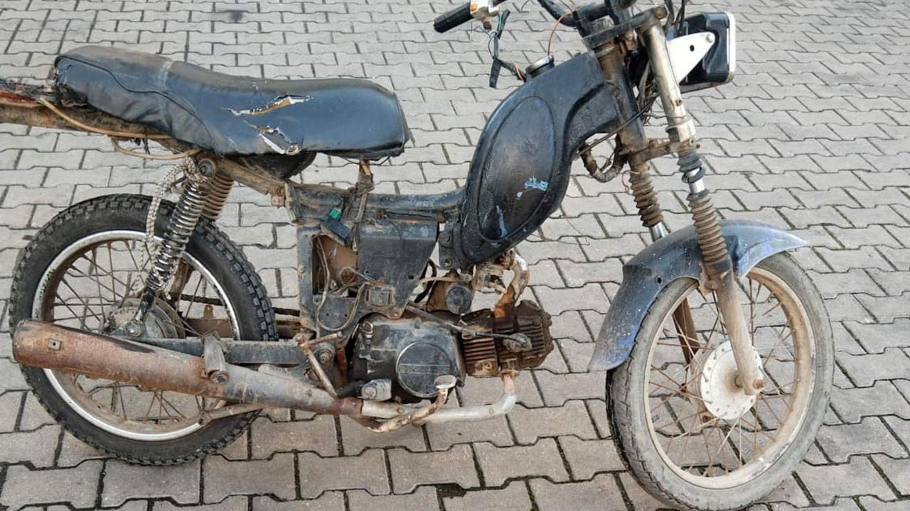Plakasız motosiklet çalıntı çıktı! Ehliyetsiz sürücüye ceza kesildi