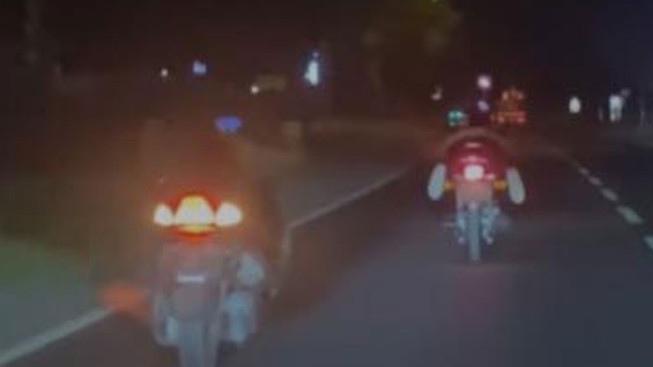 Plakasız motosikletlerle tehlikeli şov!