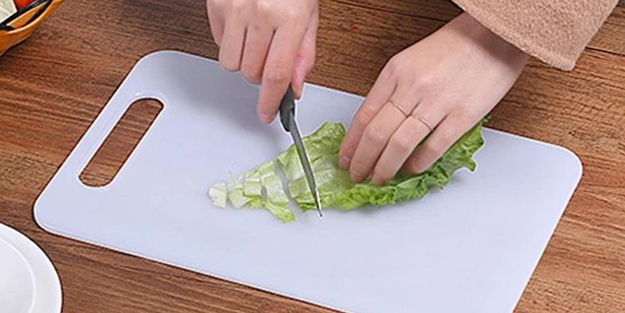 Plastik doğrama tahtaları yüzünden her öğün bol bol plastik yiyorsunuz! Kansere sebep oluyor!