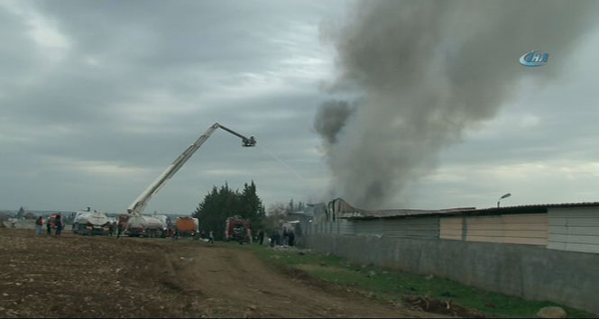 Plastik fabrikası alev alev yandı
