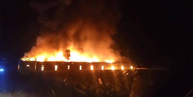 Plastik fabrikası küle döndü