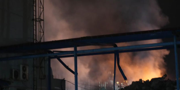 Plastik fabrikasında yangın paniği