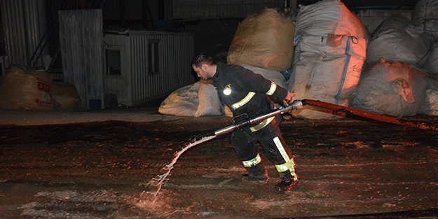 Plastik geri dönüşüm fabrikasında çıkan yangın söndürüldü