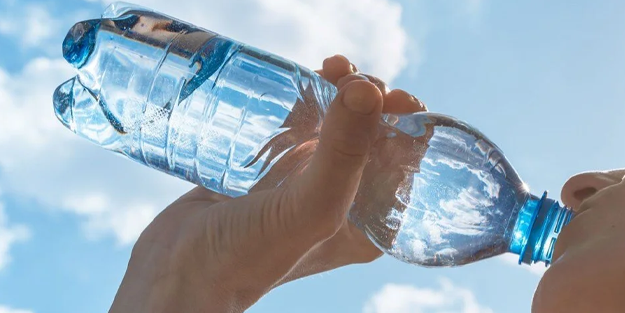 Plastik şişedeki su kısırlık, meme, rahim ve prostat kanserine neden oluyor!