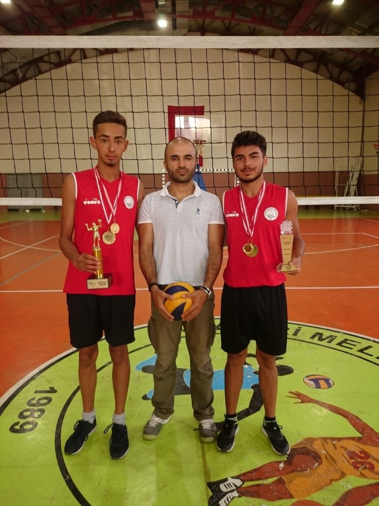 Play Voleybolu şampiyonları Melikgazi’den 