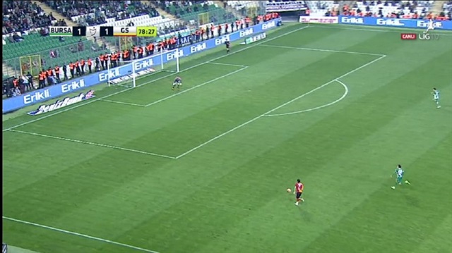 Podolski Yasin Öztekin'in üstüne yürüdü