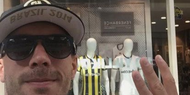 Podolski 'Fenerium' önünde çektirdiği fotoğrafı paylaştı