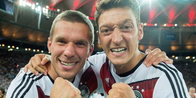 Podolski'den 'Mesut Özil' paylaşımı