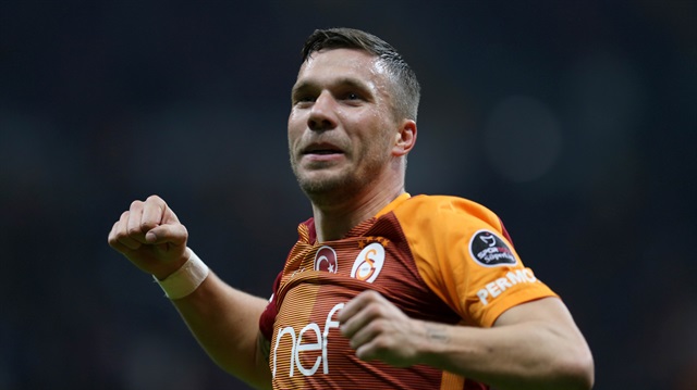 Podolski'den taraftara 'güldüren' cevap