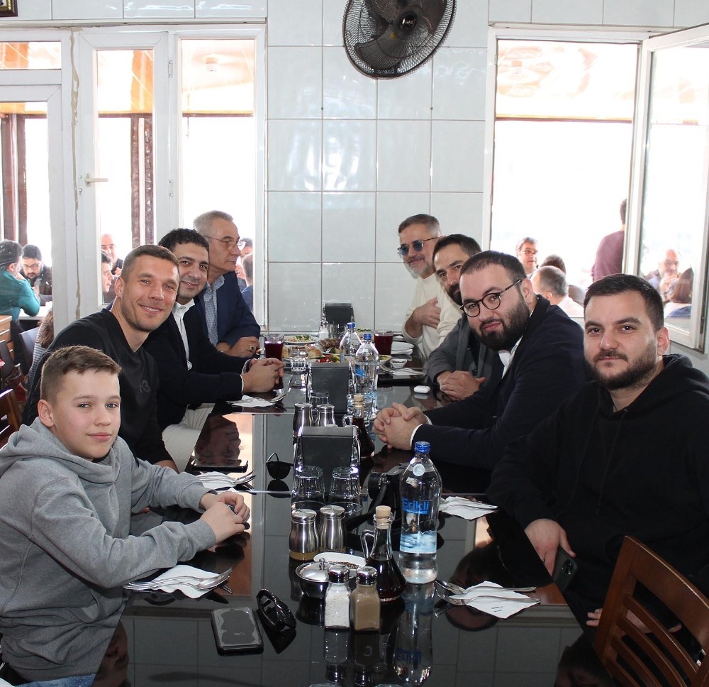 Podolski’nin köfte-piyaz keyfi 