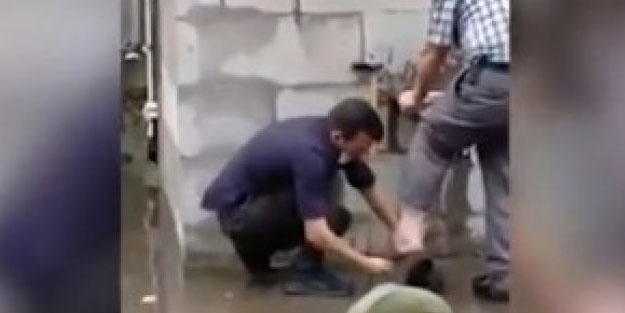 Polis abdest alan yaşlı adamın çorabını giydirdi