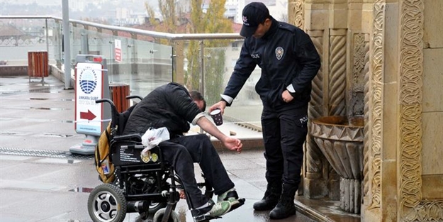 Polis abdest almak isteyen engelli vatandaşa böyle yardım etti