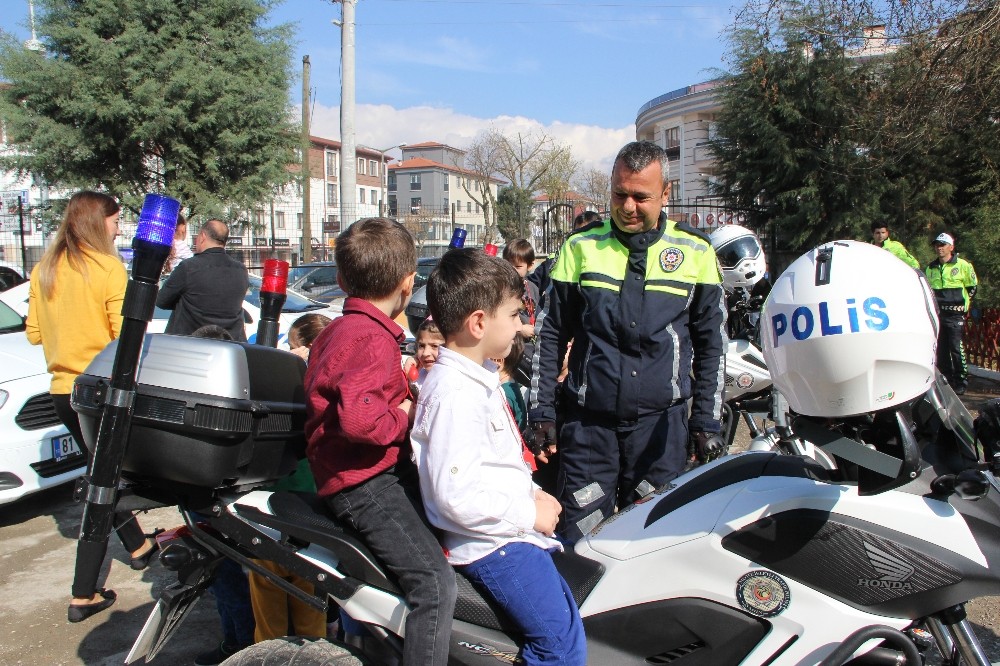 Polis abi ve ablalarına özendiler 