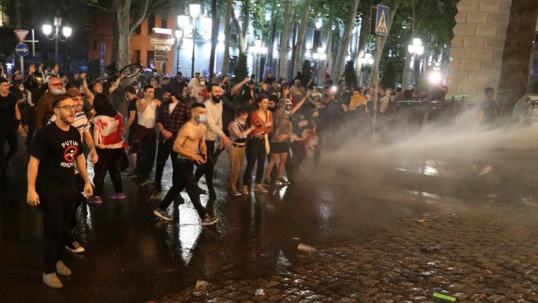 Polis acımadı! Sen misin sokağa dökülen