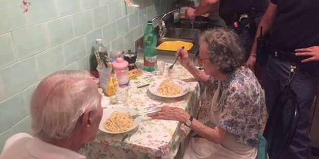 Polis, Ağlayan çifte yemek pişirdi