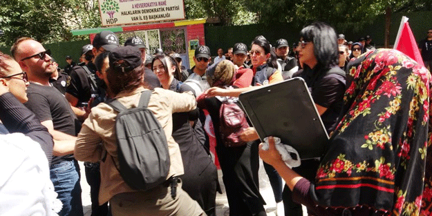 Polis aileleri zor durdurdu! HDP’lilerden acılı annelere küstah hareket