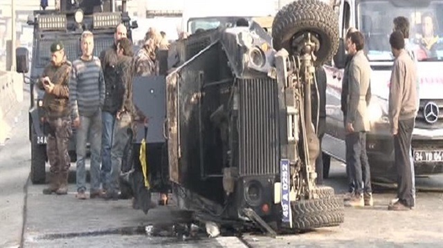 Polis arabası yan yattı: 3 yaralı