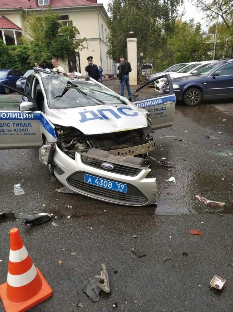 Polis aracı çöp kamyonuna çarpıp takla attı: 1 ölü, 1 yaralı 