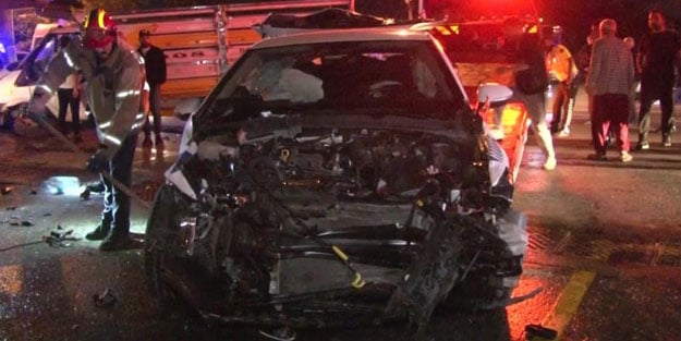 Polis aracı ile kamyonet kafa kafaya çarpıştı