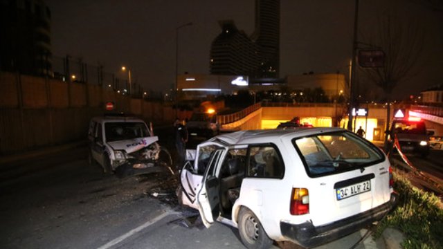 Polis aracı ile şüpheli otomobil ile çarpıştı: 1 ölü, 2 yaralı
