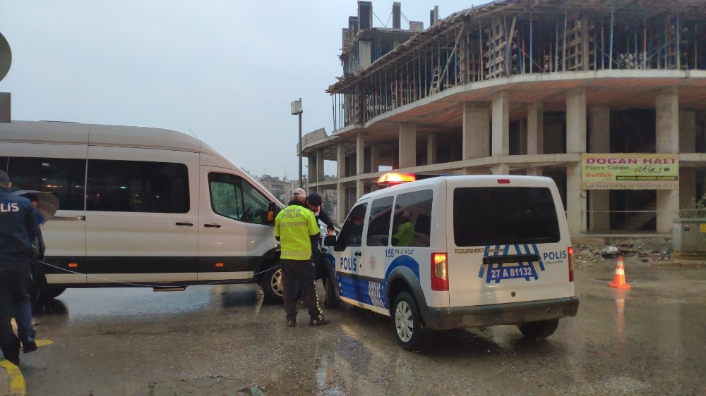 Polis aracı ile yolcu minibüsü çarpıştı 