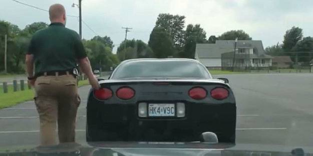 Polis aracın arkasına neden dokunuyor? İşte cevabı...