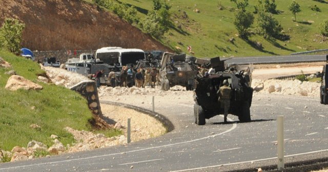 Polis aracına bombalı saldırı, 12 polis, 1 vatandaş yaralı