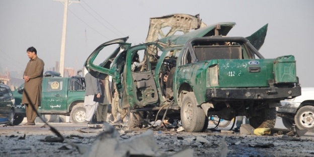 Polis aracına bombalı saldırı