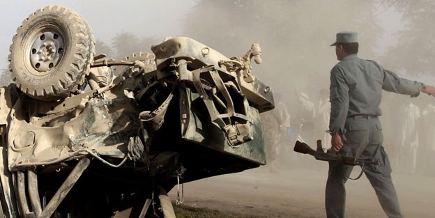Polis aracına bombalı saldırı