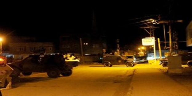 Polis aracına bombalı saldırı!