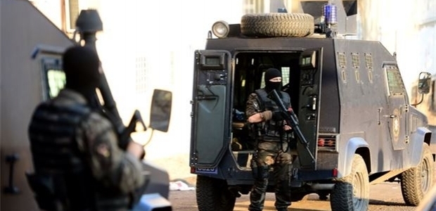 Polise hain tuzak 1'i ağır 2 yaralı