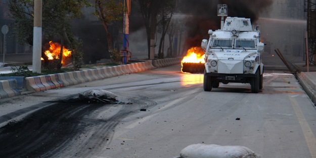 Polis aracına roketatarla saldırdılar!