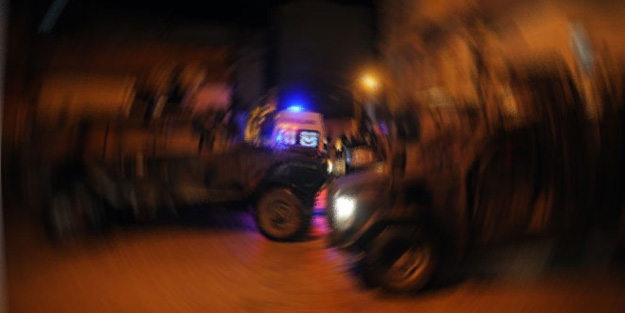 Polis aracına uzun namlulu silahla saldırı!