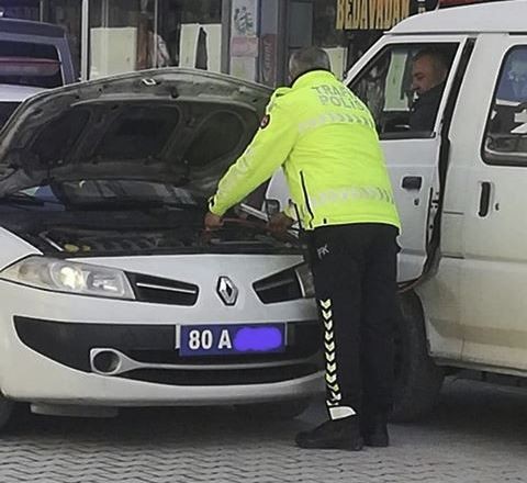 Polis, aracının aküsüyle yolda kalan vatandaşın aracını şarj etti 