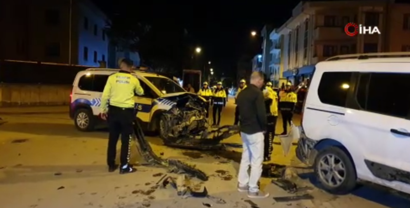 Polis aracının da karıştığı zincirleme kaza: 2 polis yaralı