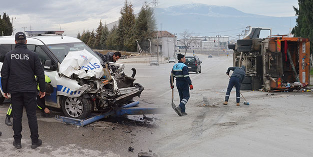 Polis aracıyla çarpıştıktan sonra soğukkanlılıkla temizlik yaptılar