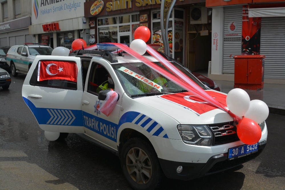 Polis araçları 23 Nisan için süslendi 