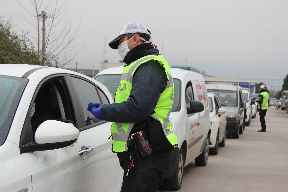 Polis araçları tek tek durdurup vatandaşları evde kalmaları için uyardı 