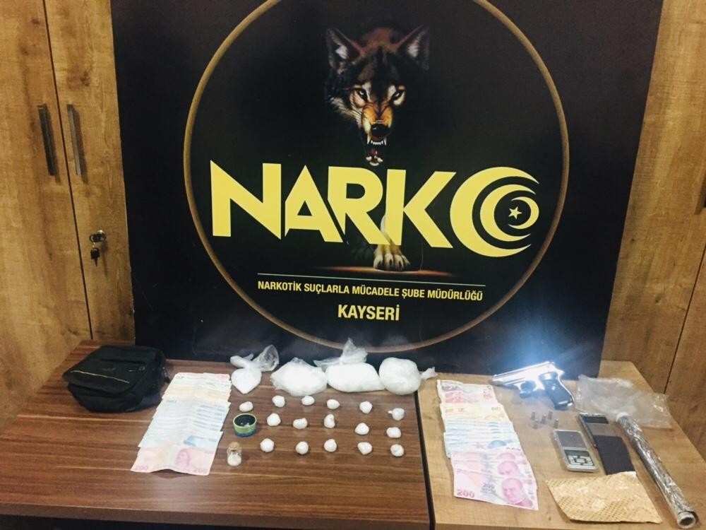 Polis araçlarına çarparak kaçan uyuşturucu tacirleri yakalandı: 4 gözaltı 