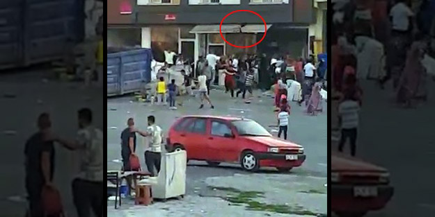 Polis ateş açtı! Yaşlı, genç herkesin birbirine girdiği komşu kavgası ortalığı savaş alanına çevirdi