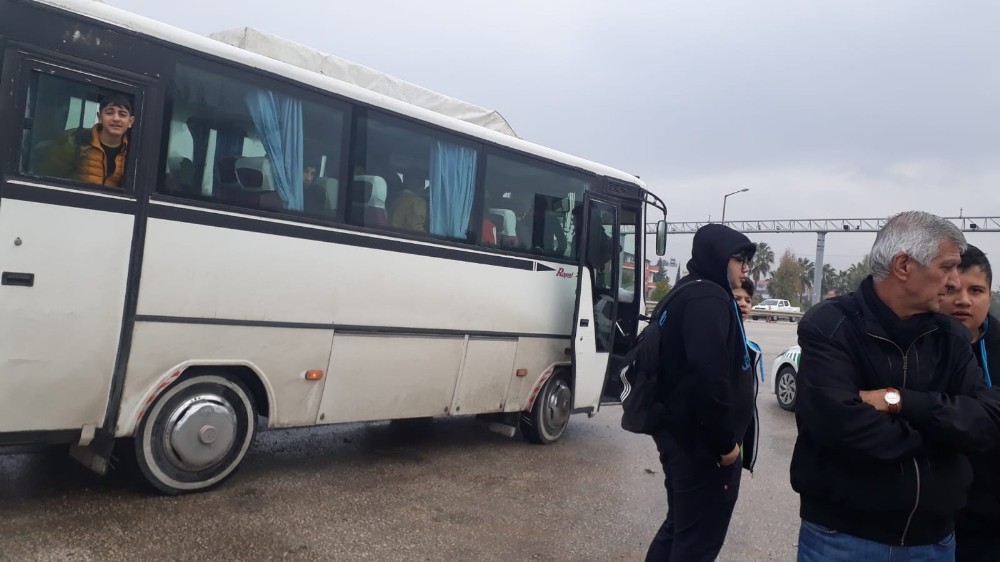 Polis bağladığı servisteki öğrencileri mağdur etmedi 
