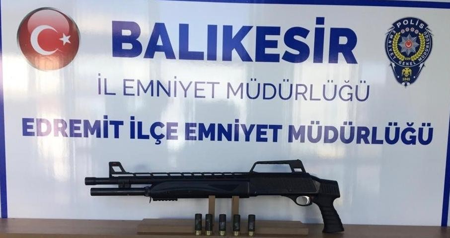 Polis Balıkesir’de 15 silah ele geçirdi 