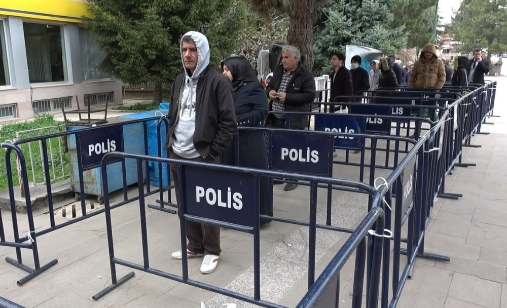 Polis barikatı ile sosyal mesafe önlemi 