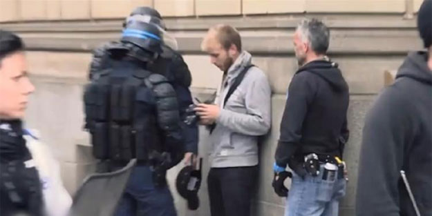 Polis başında bekleyip tek tek sildirdi!