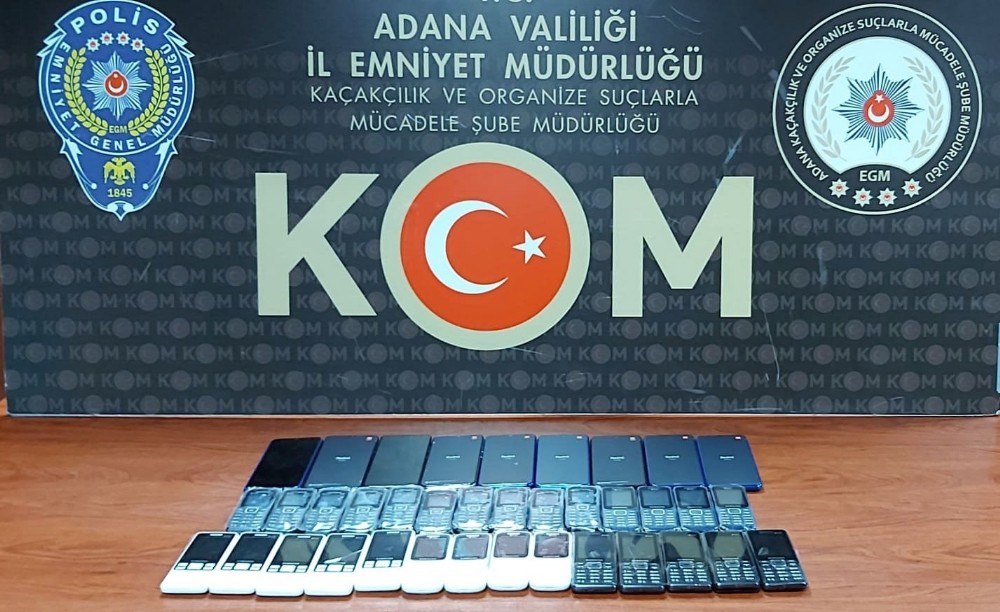 Polis baskınında 37 adet kaçak cep telefonu ele geçirildi 