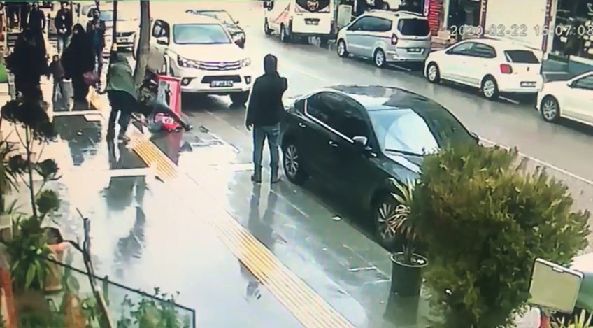 Polis, bıçaklı kavgayı havaya ateş ederek ayırdı 