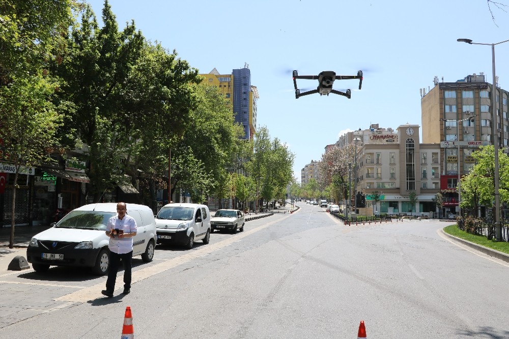 Polis, boşalan cadde ve sokakları drone ile denetlendi 