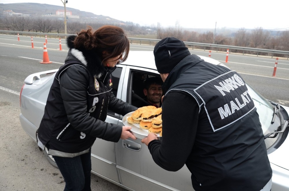 Polis bu kez ceza kesmedi mangal ikram etti 