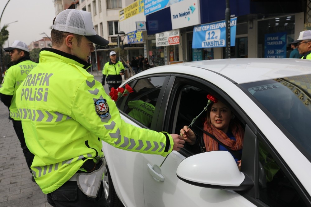 Polis ceza için değil, çiçek vermek için durdurdu 
