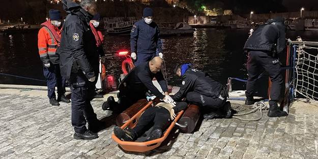Polis denizde boğulma tehlikesi geçiren kişiye kalp masajı yaptı
